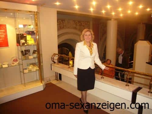 Seitensprung mit stilvoller Oma in FFM – ich mag Analsex & Natursekt